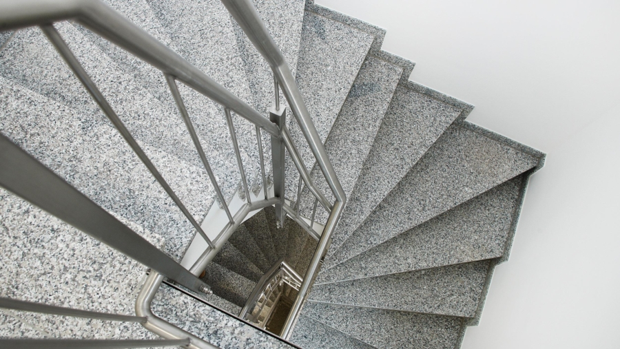 Wohntraum auf 4 Zimmer! Exklusive Neubau-Eigentumswohnung im Zentrum von Eichenried - Treppenaufgang