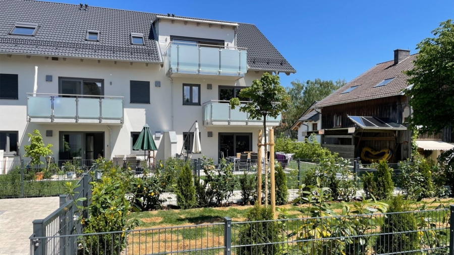 Moderne 2-Zimmer-Gartenwohnung mit großer Terrasse und 2 Carports - Hausansicht Referenzobjekt