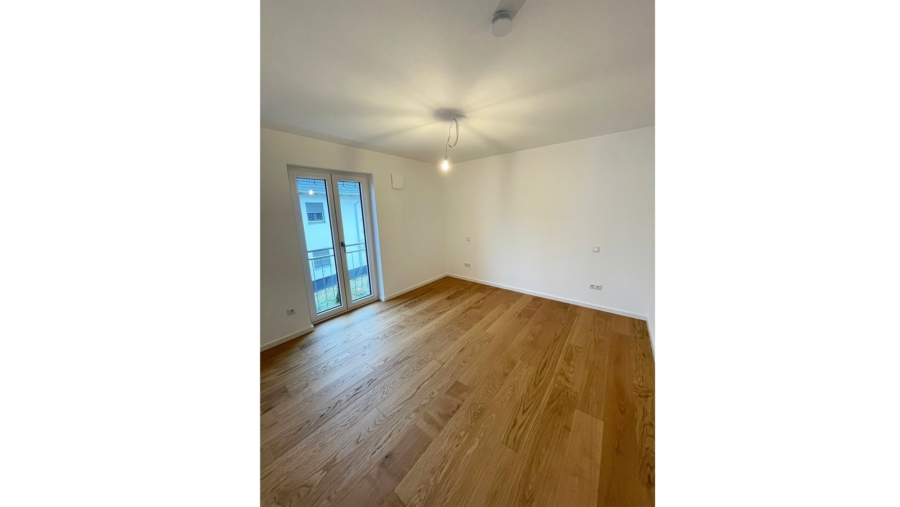 Moderne 2-Zimmer-Gartenwohnung mit großer Terrasse und 2 Carports - Schlafzimmer Referenzobjekt