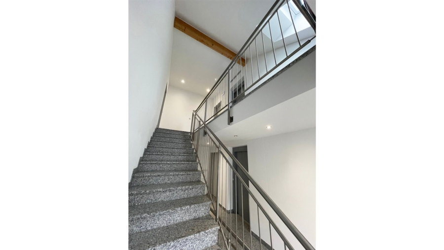 Moderne 2-Zimmer-Gartenwohnung mit großer Terrasse und 2 Carports - Treppenhaus Referenzobjekt