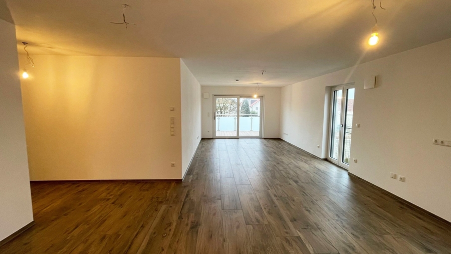 Moderne 2-Zimmer-Gartenwohnung mit großer Terrasse und 2 Carports - Wohnzimmer Referenzobjekt