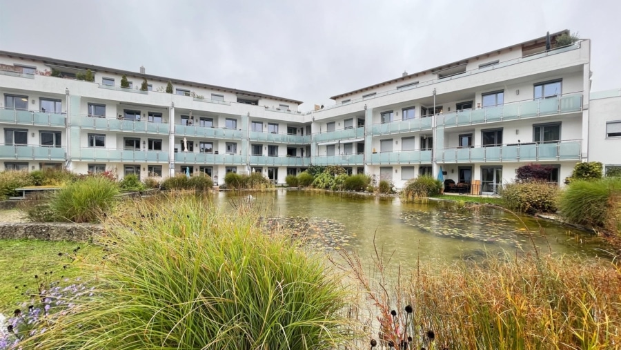 Schöne 3-Zimmer-Gartenwohnung mit großer Terrasse, Einbauküche & TG-Stellplatz im Herzen von Erding! - Wohnanlage Ansicht 1