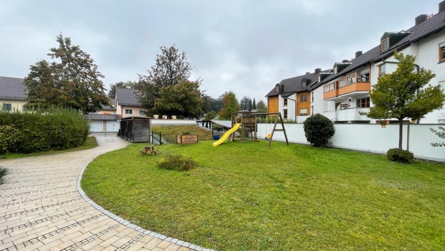 Schöne 3-Zimmer-Gartenwohnung mit großer Terrasse, Einbauküche & TG-Stellplatz im Herzen von Erding! - Spielplatz
