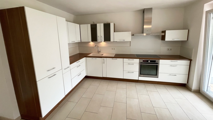 Schöne 3-Zimmer-Gartenwohnung mit großer Terrasse, Einbauküche & TG-Stellplatz im Herzen von Erding! - Küche