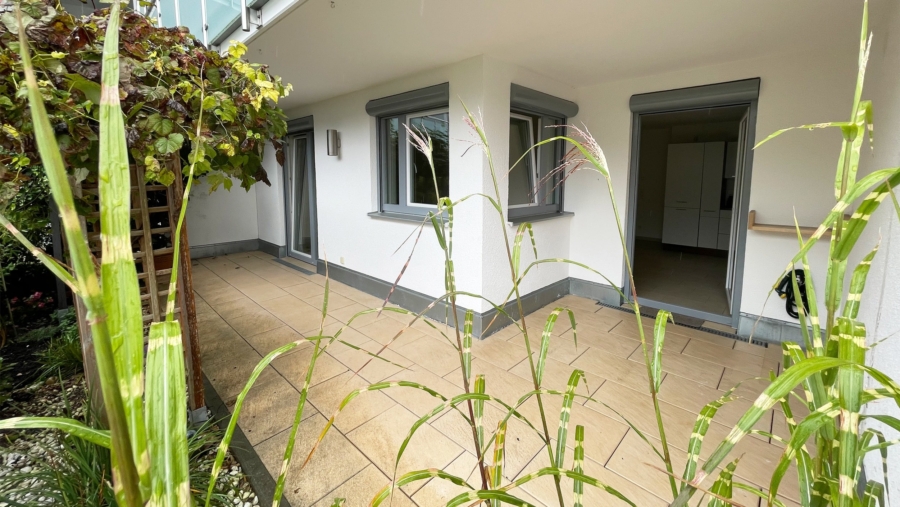 Schöne 3-Zimmer-Gartenwohnung mit großer Terrasse, Einbauküche & TG-Stellplatz im Herzen von Erding! - Terrasse