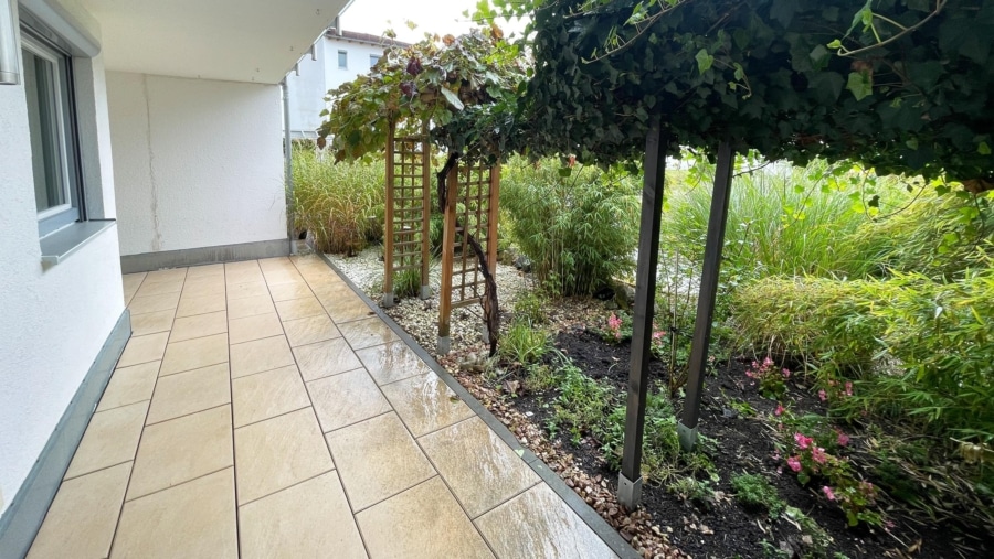 Schöne 3-Zimmer-Gartenwohnung mit großer Terrasse, Einbauküche & TG-Stellplatz im Herzen von Erding! - Terrasse Ansicht 2