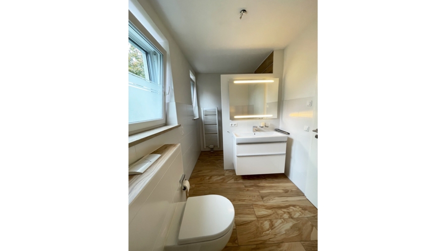 Schöne 3-Zimmer-Gartenwohnung mit großer Terrasse, Einbauküche & TG-Stellplatz im Herzen von Erding! - Bad