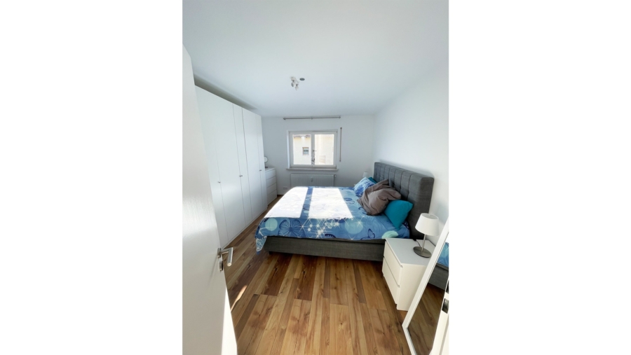 Top geschnittene 3-Zimmer-Eigentumswohnung mit Südbalkon & Gartenmitbenutzung in Alt-Poing - Schlafzimmer