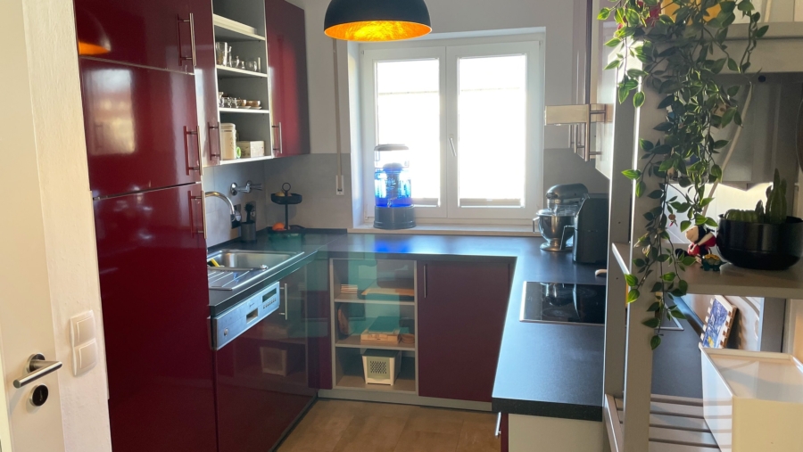 Top geschnittene 3-Zimmer-Eigentumswohnung mit Südbalkon & Gartenmitbenutzung in Alt-Poing - Küche