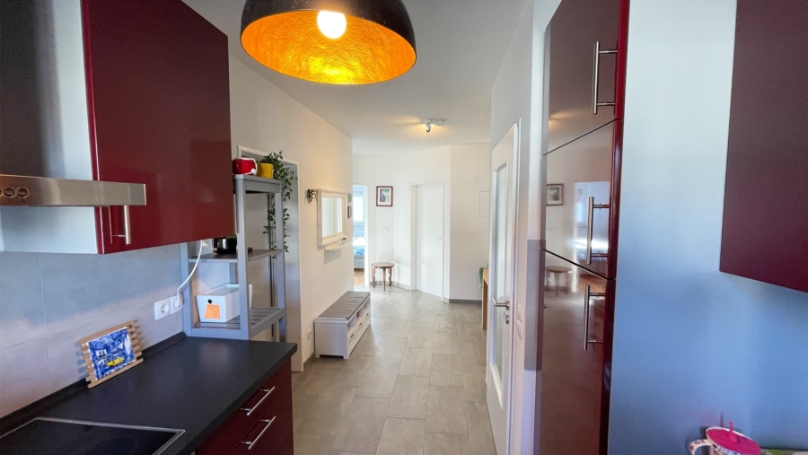 Top geschnittene 3-Zimmer-Eigentumswohnung mit Südbalkon & Gartenmitbenutzung in Alt-Poing - Küche/Essbereich