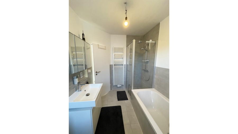 Top geschnittene 3-Zimmer-Eigentumswohnung mit Südbalkon & Gartenmitbenutzung in Alt-Poing - Badezimmer