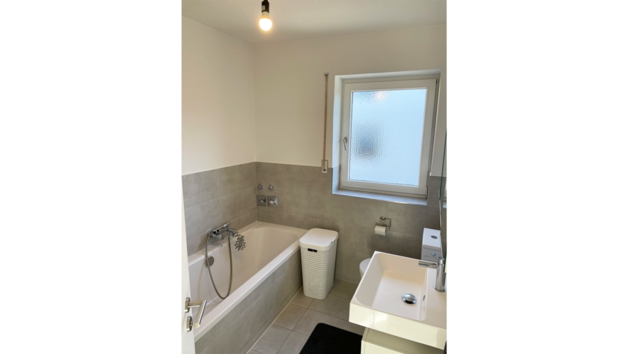 Top geschnittene 3-Zimmer-Eigentumswohnung mit Südbalkon & Gartenmitbenutzung in Alt-Poing - Badezimmer