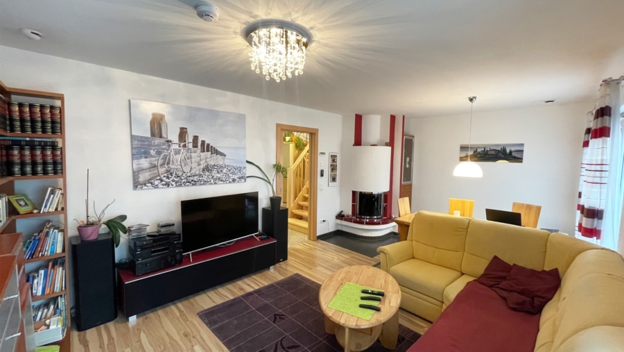 Familientraum! Moderne DHH mit 5 Zimmern, Kaminofen, großen Garten, 2 Garagen & 2 Stellplätzen! - Wohnbereich