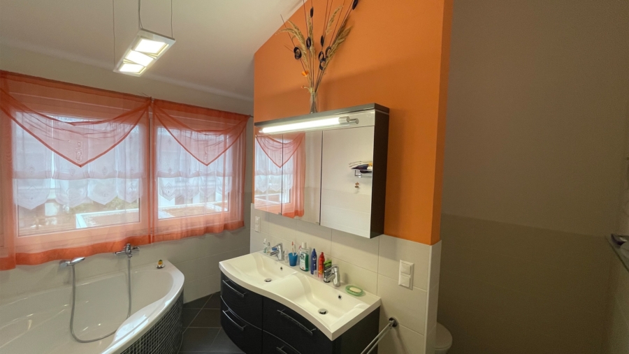 Familientraum! Moderne DHH mit 5 Zimmern, Kaminofen, großen Garten, 2 Garagen & 2 Stellplätzen! - Bad