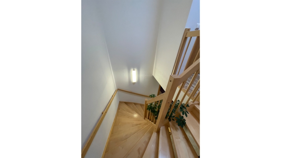 Familientraum! Moderne DHH mit 5 Zimmern, Kaminofen, großen Garten, 2 Garagen & 2 Stellplätzen! - Echtholztreppe