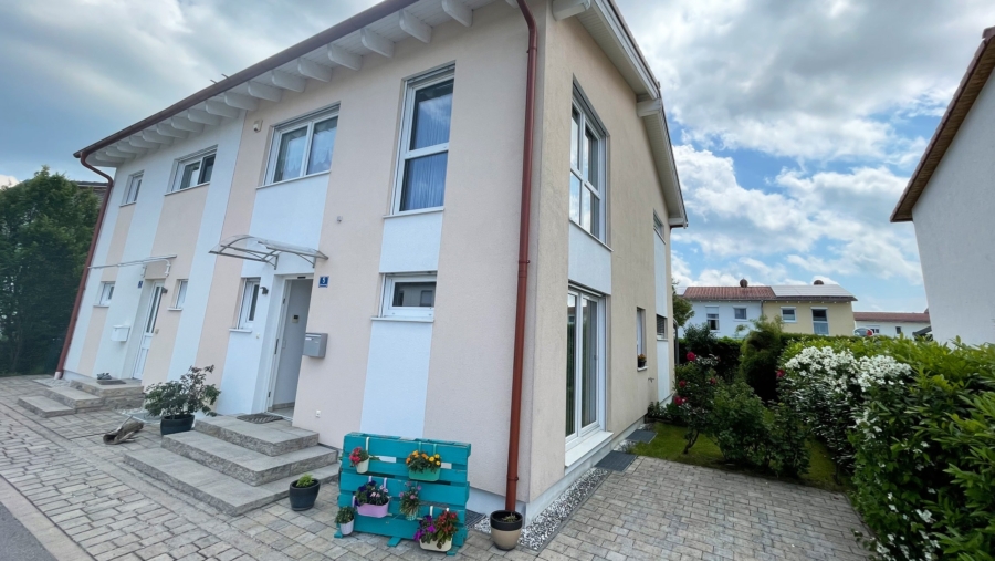 Familientraum! Moderne DHH mit 5 Zimmern, Kaminofen, großen Garten, 2 Garagen & 2 Stellplätzen! - Hauseingang