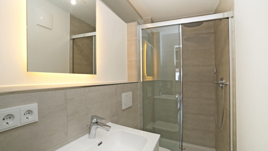 Exklusive 4-Zimmer-Eigentumswohnung mit 2 Bädern, großem Westbalkon und edler Ausstattung - Duschbad