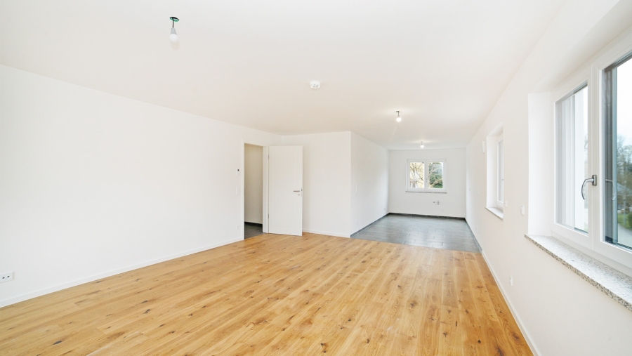 Exklusive 4-Zimmer-Eigentumswohnung mit 2 Bädern, großem Westbalkon und edler Ausstattung - Wohn-/Essbereich