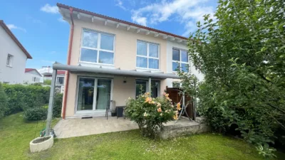 Familientraum! Moderne DHH mit 5 Zimmern, Kaminofen, großen Garten, 2 Garagen & 2 Stellplätzen!, 85586 Poing, Doppelhaushälfte