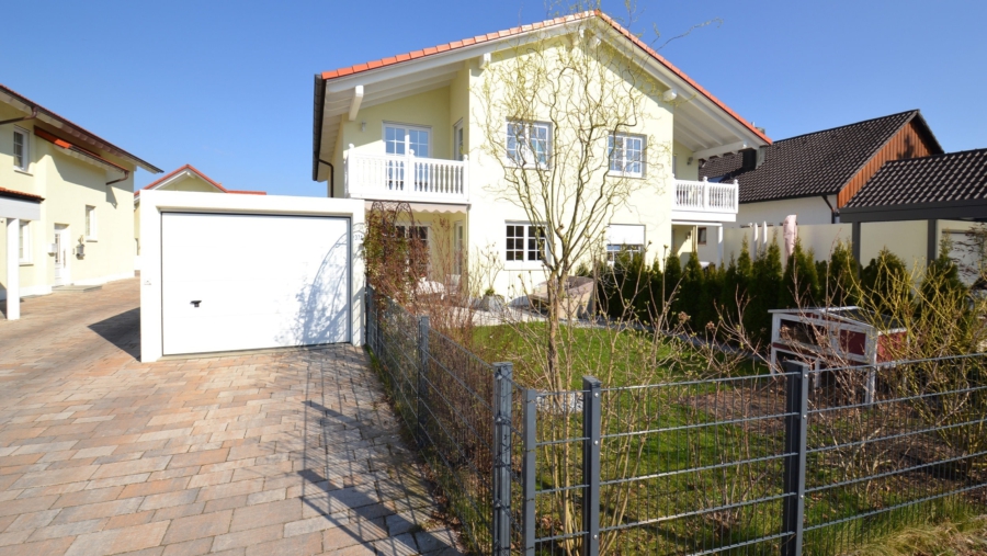 Juwel! Top gepflegte DHH mit viel Platz für die ganze Familie im idyllischen Moosinning-Eichenried - Ansicht Gesamthaus