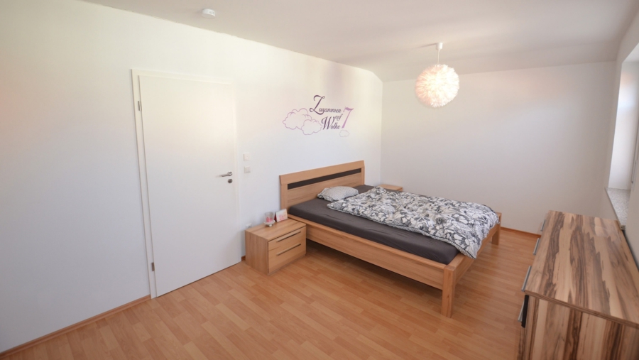Juwel! Top gepflegte DHH mit viel Platz für die ganze Familie im idyllischen Moosinning-Eichenried - Ansicht 1 Schlafzimmer