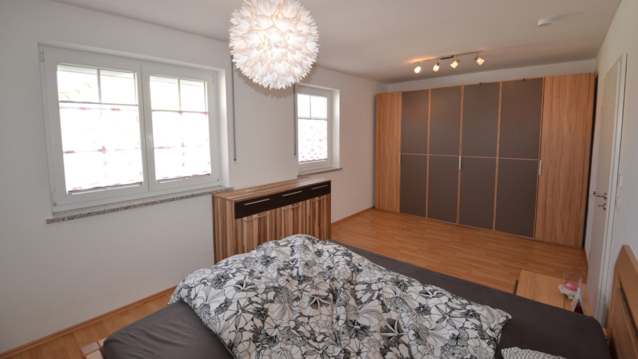 Juwel! Top gepflegte DHH mit viel Platz für die ganze Familie im idyllischen Moosinning-Eichenried - Ansicht 2 Schlafzimmer