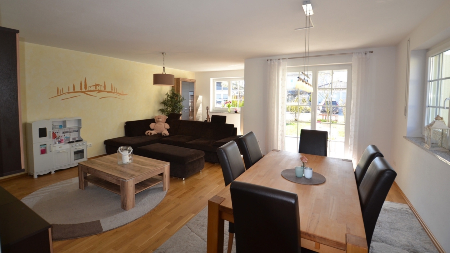 Juwel! Top gepflegte DHH mit viel Platz für die ganze Familie im idyllischen Moosinning-Eichenried - Ansicht 2 Wohnzimmer