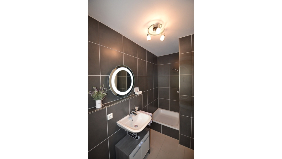 Juwel! Top gepflegte DHH mit viel Platz für die ganze Familie im idyllischen Moosinning-Eichenried - Ansicht Bad Erdgeschoss