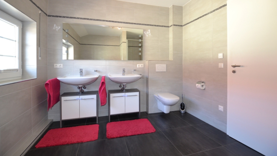 Juwel! Top gepflegte DHH mit viel Platz für die ganze Familie im idyllischen Moosinning-Eichenried - Ansicht 1 Bad Obergeschoss