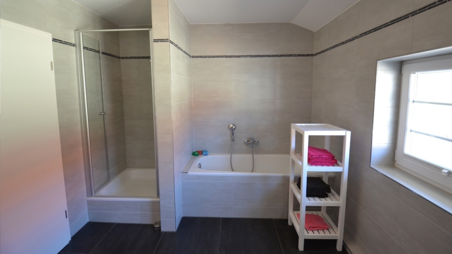 Juwel! Top gepflegte DHH mit viel Platz für die ganze Familie im idyllischen Moosinning-Eichenried - Ansicht 2 Bad Obergeschoss