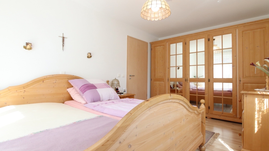 Rarität! Top gepflegte 3-Zimmer-Erdgeschosswohnung mit großem Garten in ruhiger Lage von Eitting - Ansicht 1 Schlafzimmer
