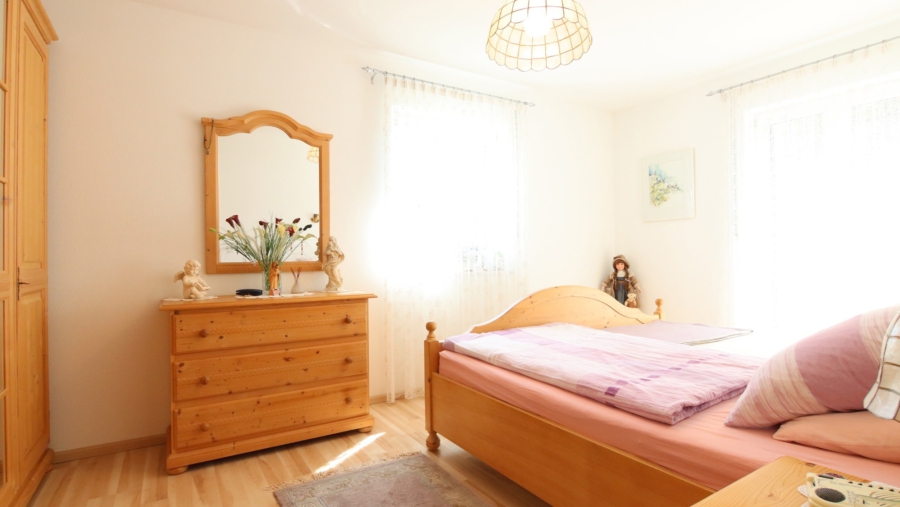 Rarität! Top gepflegte 3-Zimmer-Erdgeschosswohnung mit großem Garten in ruhiger Lage von Eitting - Ansicht 2 Schlafzimmer