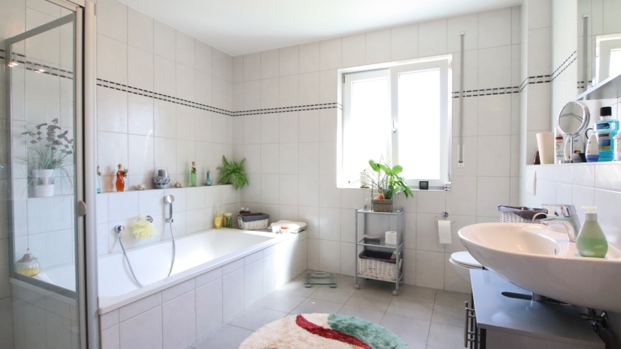 Rarität! Top gepflegte 3-Zimmer-Erdgeschosswohnung mit großem Garten in ruhiger Lage von Eitting - Badezimmer