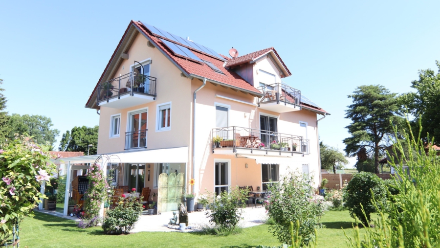 Rarität! Top gepflegte 3-Zimmer-Erdgeschosswohnung mit großem Garten in ruhiger Lage von Eitting - Hauptansicht Süden