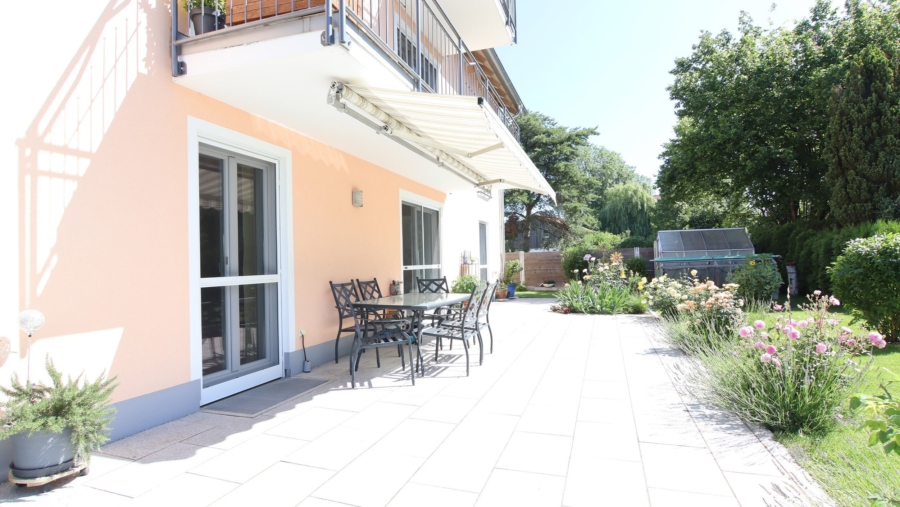 Rarität! Top gepflegte 3-Zimmer-Erdgeschosswohnung mit großem Garten in ruhiger Lage von Eitting - Südansicht Terrasse