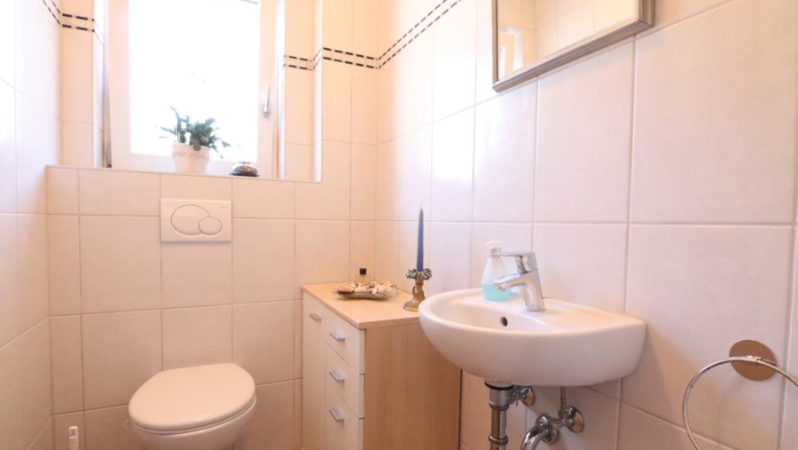 Rarität! Top gepflegte 3-Zimmer-Erdgeschosswohnung mit großem Garten in ruhiger Lage von Eitting - WC