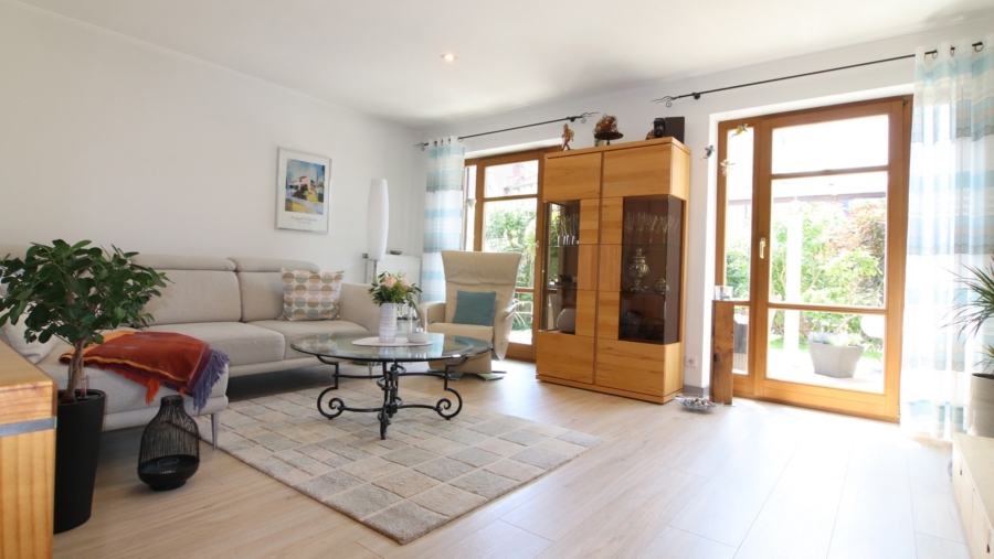 2 Generationen unter einem Dach! Top gepflegtes Reiheneckhaus mit Einliegerwohnung in Karlsfeld - Wohnzimmer