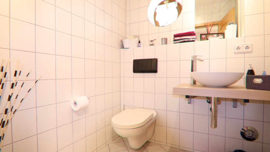 2 Generationen unter einem Dach! Top gepflegtes Reiheneckhaus mit Einliegerwohnung in Karlsfeld - Gäste-WC