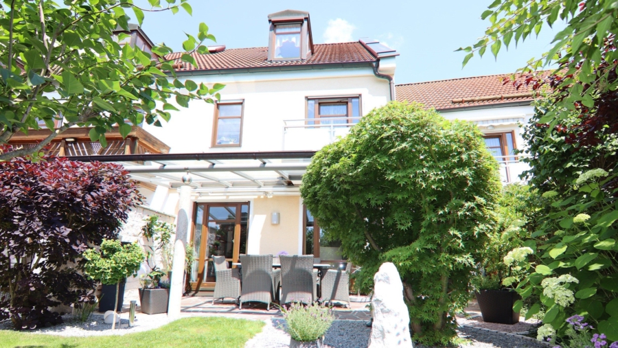 2 Generationen unter einem Dach! Top gepflegtes Reiheneckhaus mit Einliegerwohnung in Karlsfeld - Hauptbild