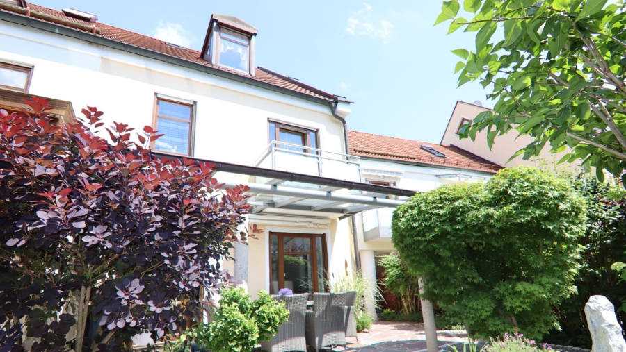 2 Generationen unter einem Dach! Top gepflegtes Reiheneckhaus mit Einliegerwohnung in Karlsfeld - Hausansicht Süd-West