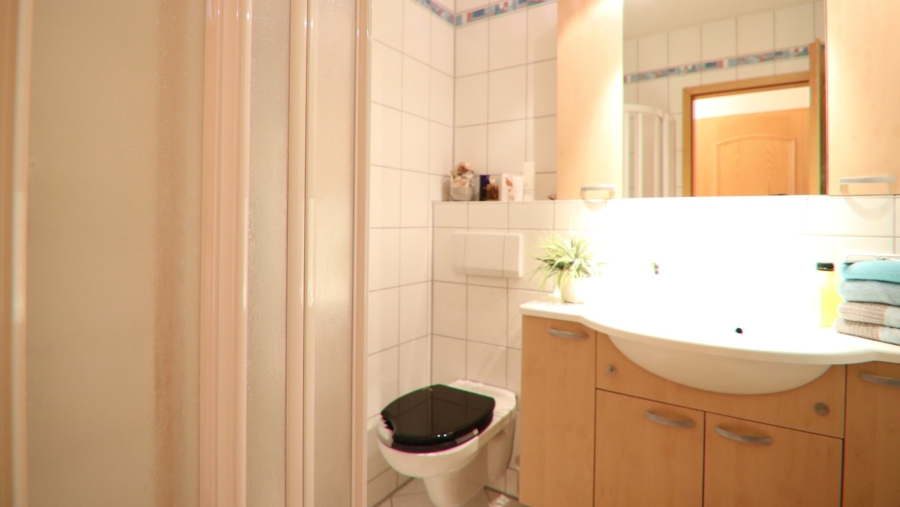 2 Generationen unter einem Dach! Top gepflegtes Reiheneckhaus mit Einliegerwohnung in Karlsfeld - Duschzimmer Obergeschoss