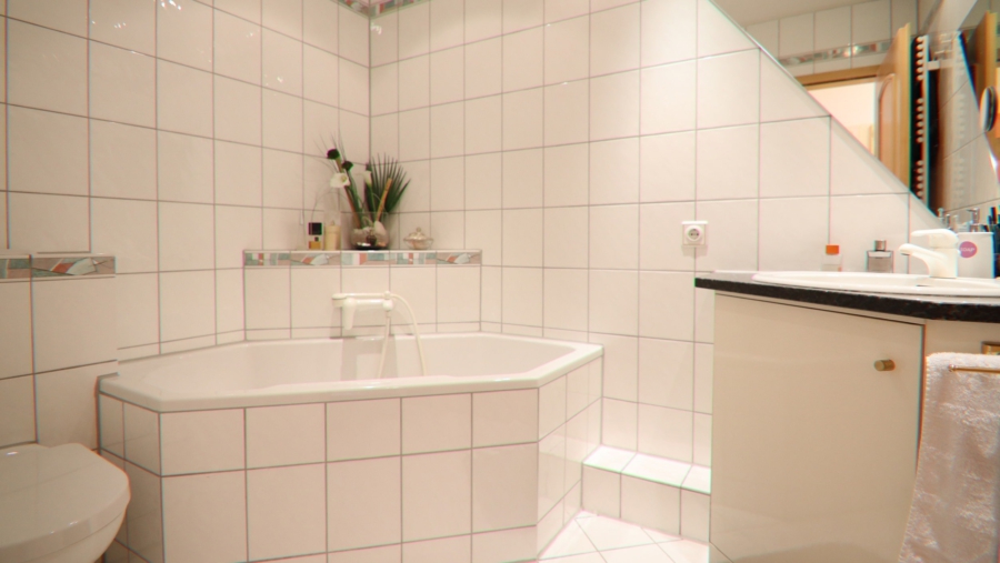 2 Generationen unter einem Dach! Top gepflegtes Reiheneckhaus mit Einliegerwohnung in Karlsfeld - Badezimmer Obergeschoss