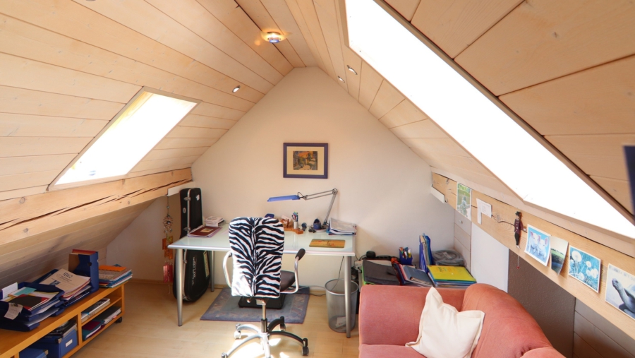 2 Generationen unter einem Dach! Top gepflegtes Reiheneckhaus mit Einliegerwohnung in Karlsfeld - Büro im Dachboden