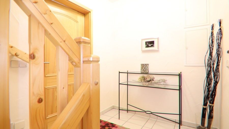 2 Generationen unter einem Dach! Top gepflegtes Reiheneckhaus mit Einliegerwohnung in Karlsfeld - Treppenhaus