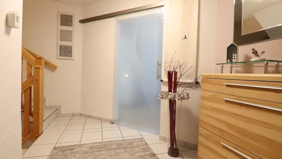 2 Generationen unter einem Dach! Top gepflegtes Reiheneckhaus mit Einliegerwohnung in Karlsfeld - Eingangsbereich