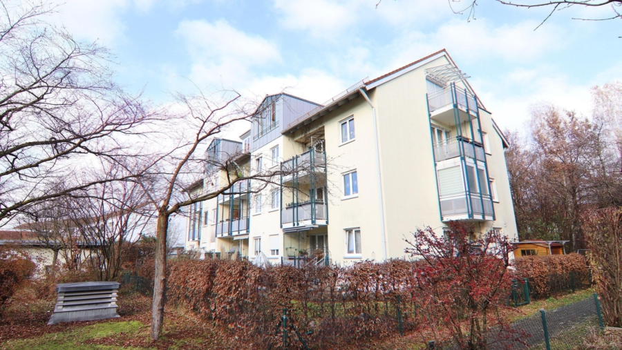 Top gepflegte und gut vermietete 2-Zimmer-Dachgeschosswohnung in grüner Lage von Poing - Hauptansicht