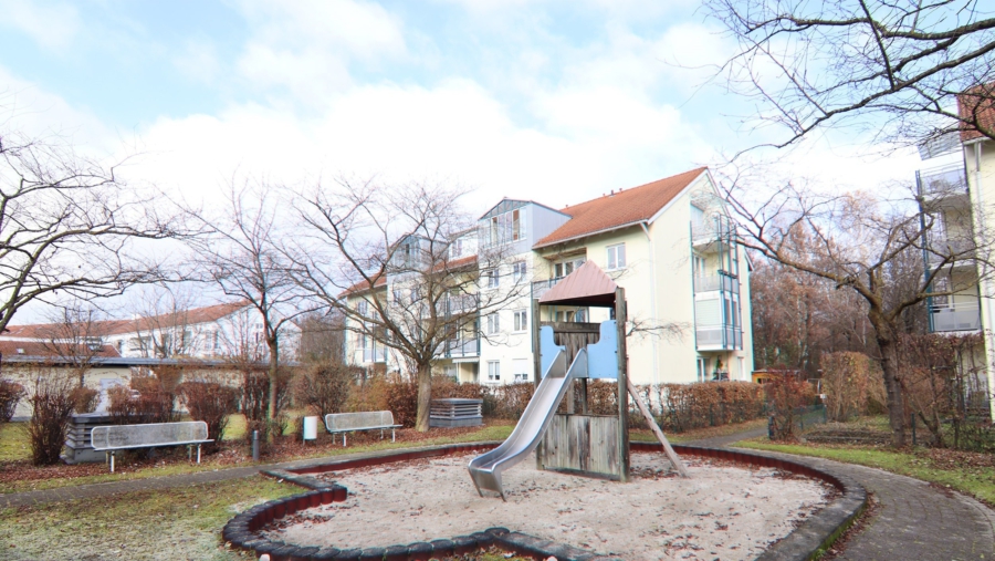 Top gepflegte und gut vermietete 2-Zimmer-Dachgeschosswohnung in grüner Lage von Poing - Ansicht Innenhof