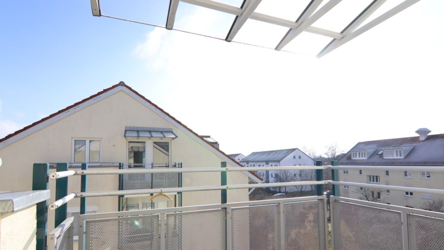 Top gepflegte und gut vermietete 2-Zimmer-Dachgeschosswohnung in grüner Lage von Poing - Aussicht Süden vom Balkon