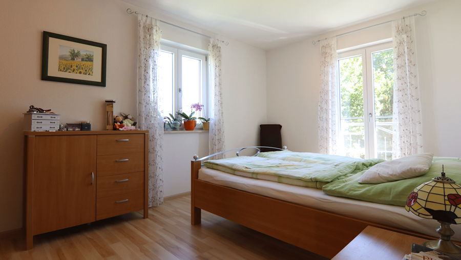 Moderne und lichterfüllte 3-Zimmer-Wohnung mit großem Südbalkon in ruhiger Lage von Eitting - Ansicht 1 Schlafzimmer