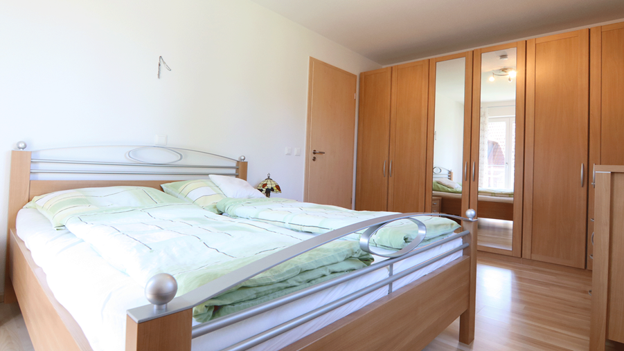 Moderne und lichterfüllte 3-Zimmer-Wohnung mit großem Südbalkon in ruhiger Lage von Eitting - Ansicht 2 Schlafzimmer